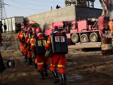 Al menos 12 mineros atrapados tras explosión en una mina de oro en China continúan con vida