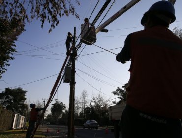 Corte de energía eléctrica afecta a clientes de diversos cerros de Valparaíso: conozca acá el horario de reposición