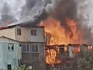 Seis viviendas han sido afectadas por incendio en cerro Toro de Valparaíso: hay alto riesgo de propagación