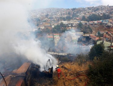 Seis viviendas destruidas y 18 damnificados dejó incendio en cerro Toro de Valparaíso