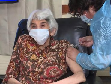 Ministerio de Salud inicia vacunación de adultos mayores: La primera fue una mujer de 79 años