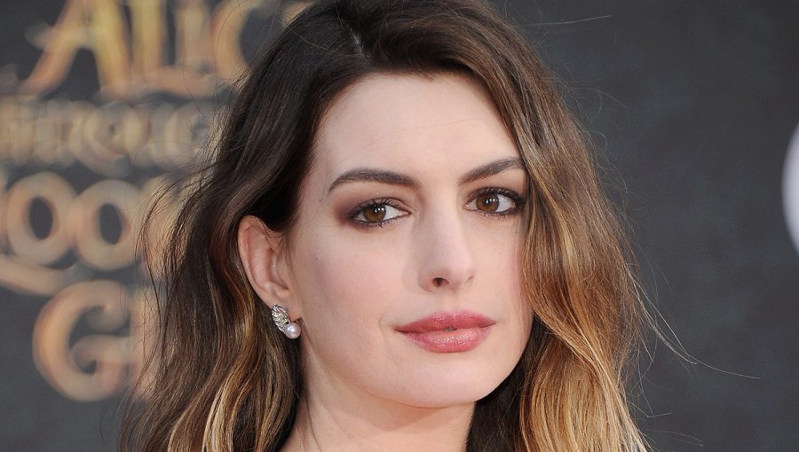 Anne Hathaway deslumbró con alfombra roja en su propio hogar