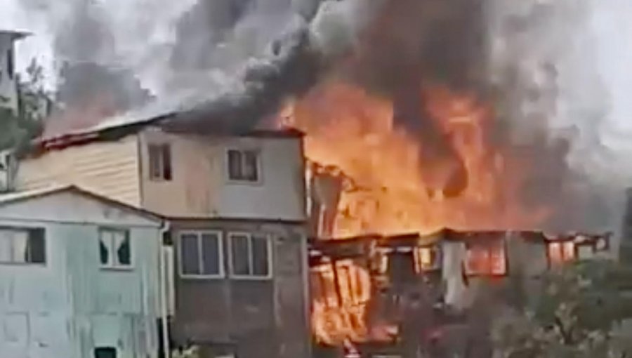 Seis viviendas han sido afectadas por incendio en cerro Toro de Valparaíso: hay alto riesgo de propagación