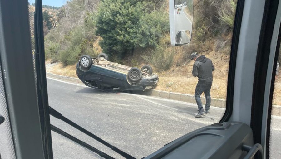 Un lesionado deja volcamiento de vehículo en la ruta Las Palmas de Viña del Mar