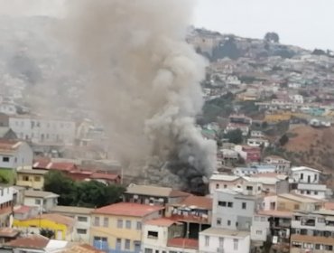 Nuevo incendio en Valparaíso afectó a cuatro viviendas y dejó damnificados en el cerro Cordillera