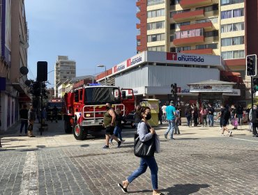 Incendio afecta a bodega de una óptica en pleno centro de Viña del Mar