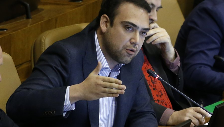 Diputado Karim Bianchi apuntó contra diputados que votaron contra rebaja de tasa de mortalidad para cálculos previsionales