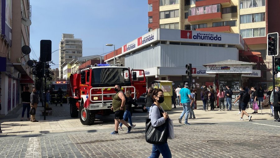 Incendio afecta a bodega de una óptica en pleno centro de Viña del Mar