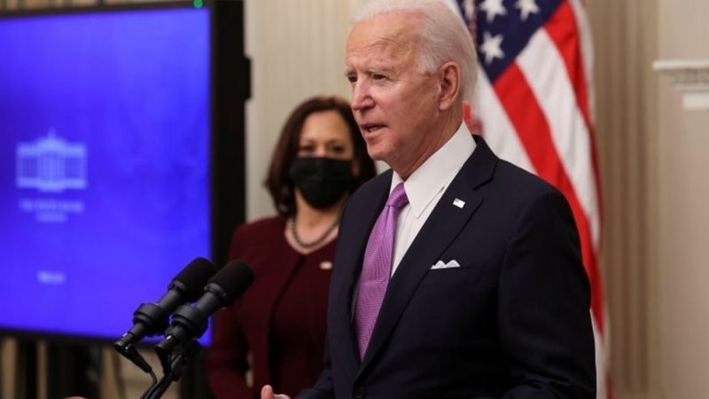 Biden anuncia que EE.UU. exigirá hacer cuarentena a todos los viajeros que lleguen del extranjero