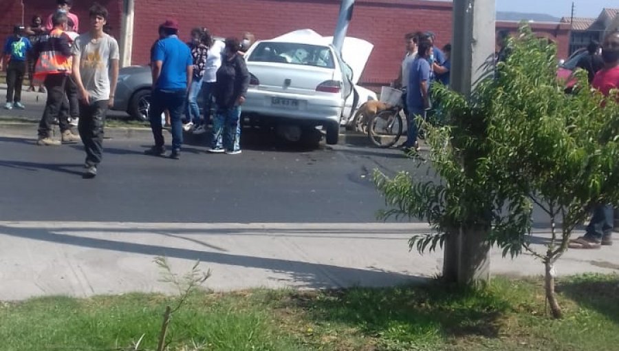 Un herido en estado grave deja choque de vehículo contra poste en Quillota