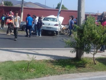 Un herido en estado grave deja choque de vehículo contra poste en Quillota