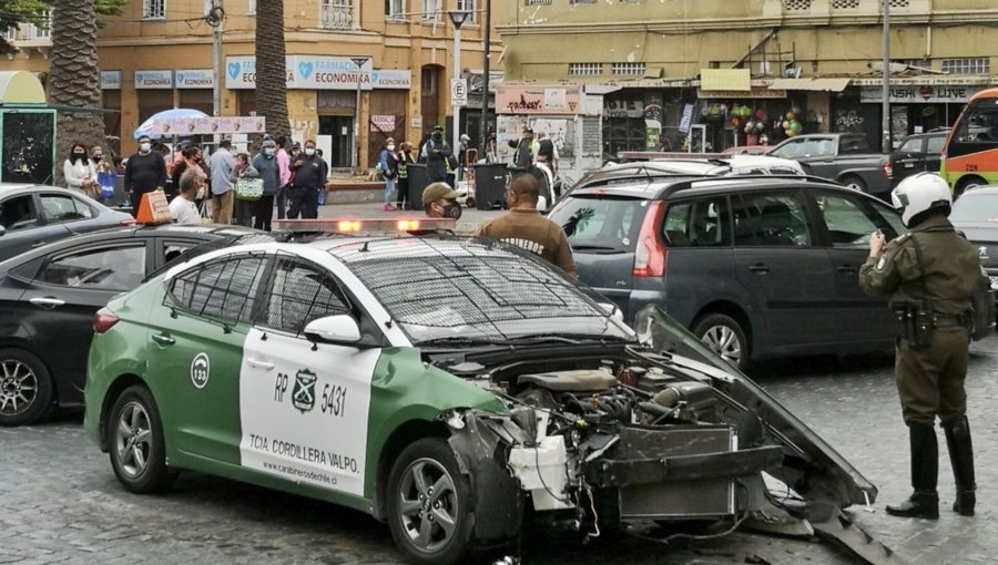 Patrullas de Carabineros protagonizan fuerte colisión frontal durante persecución por las calles de Valparaíso