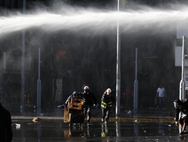 Nueva protesta obliga a cierre de estación del Metro de Santiago y a desvíos en la Alameda