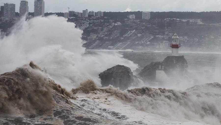 Anuncian marejadas desde Arica al Golfo de Arauco: oleaje podría alcanzar los 2,5 metros de altura