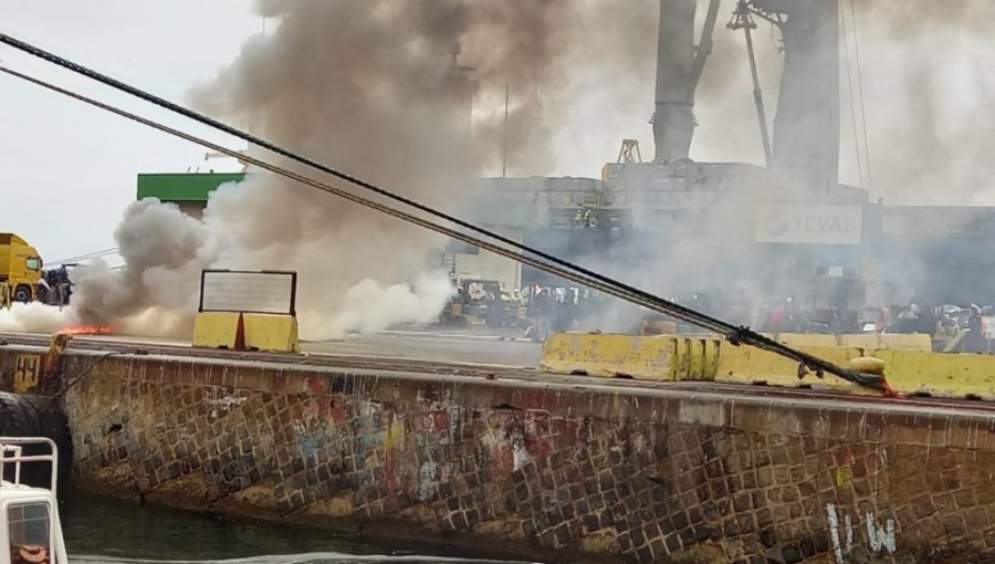 Trabajadores portuarios se manifestaron al interior del terminal TCVAL del muelle Prat de Valparaíso