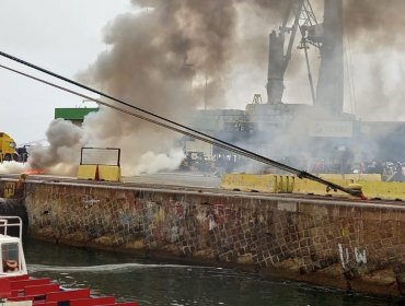 Trabajadores portuarios se manifestaron al interior del terminal TCVAL del muelle Prat de Valparaíso