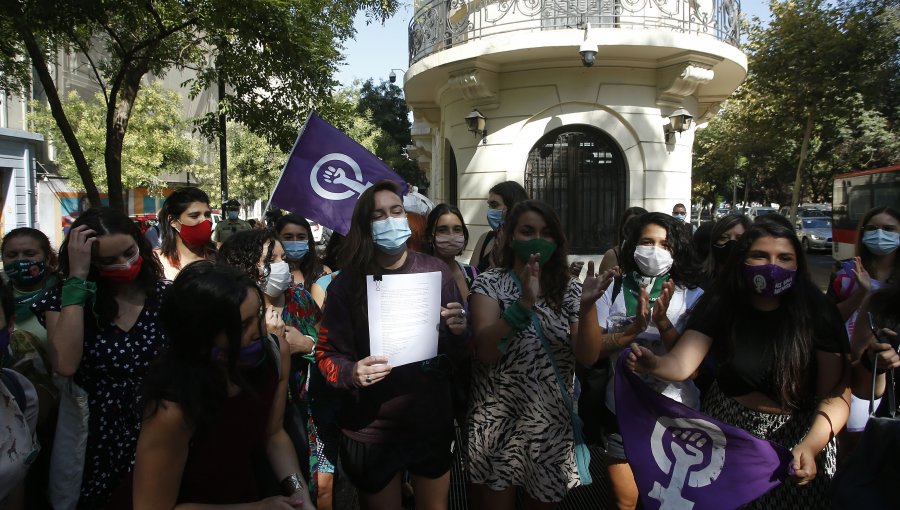 Organizaciones feministas exigen al Servel que cumpla con la Ley de Paridad