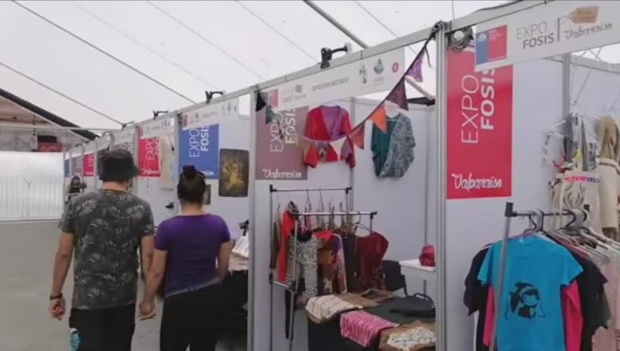 Feria «Hecho a mano» agrupa a 25 emprendedores de Valparaíso en la plaza Sotomayor