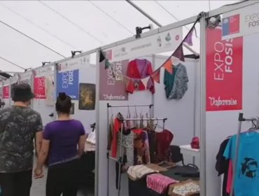 Feria «Hecho a mano» agrupa a 25 emprendedores de Valparaíso en la plaza Sotomayor