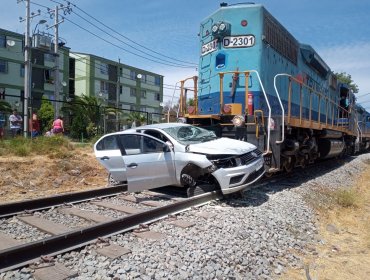 Tren de carga impactó y arrastró 300 metros a vehículo en Estación Central