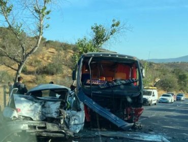 Un fallecido y varios heridos deja colisión entre vehículo y microbús en cuesta El Pangal de Limache