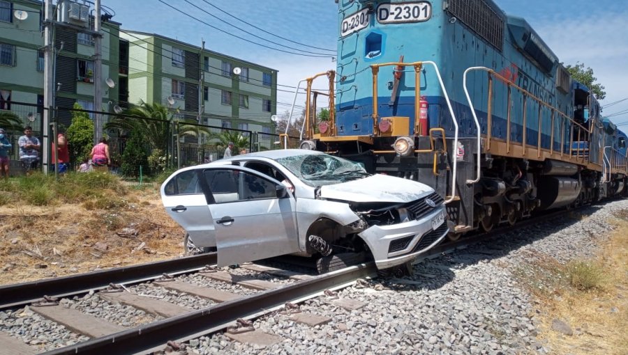 Tren de carga impactó y arrastró 300 metros a vehículo en Estación Central