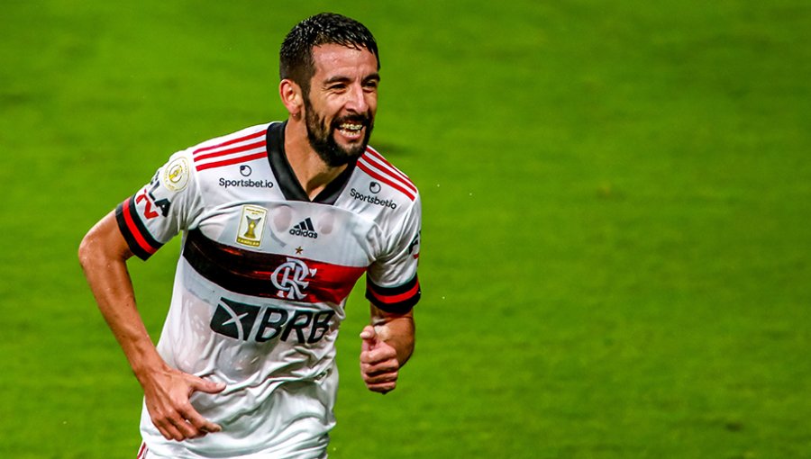 Mauricio Isla anotó un gol en victoria del Flamengo ante el Gremio de César Pinares