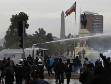 Jornada de protesta en Plaza Baquedano obligó a desvíos y cierre del Metro de Santiago