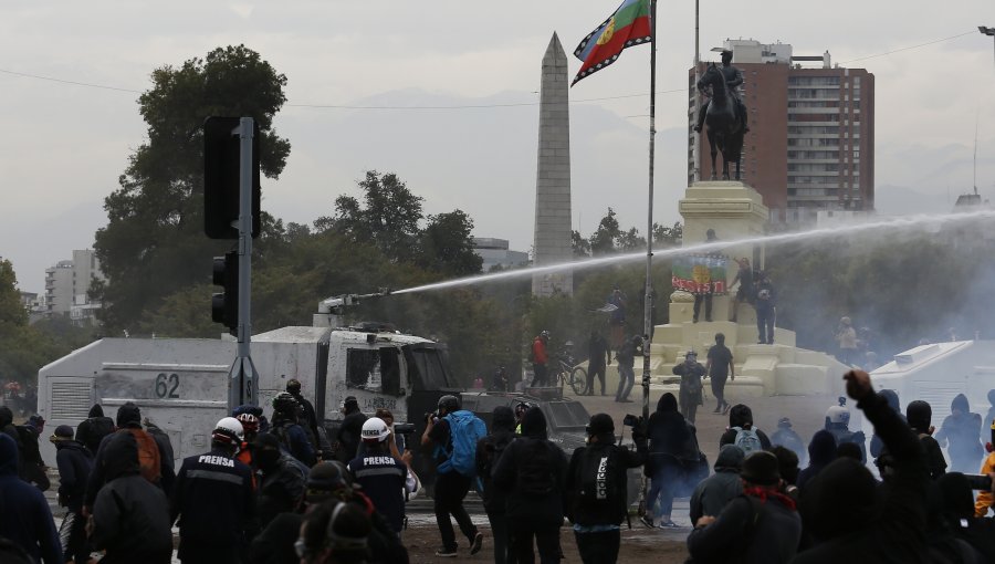 Jornada de protesta en Plaza Baquedano obligó a desvíos y cierre del Metro de Santiago