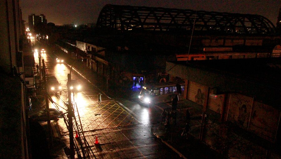 Hogares chilenos pasaron 12,08 horas promedio sin luz durante el año pasado