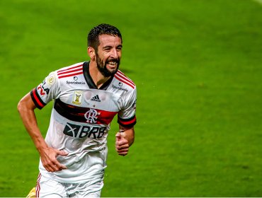 Mauricio Isla anotó un gol en victoria del Flamengo ante el Gremio de César Pinares