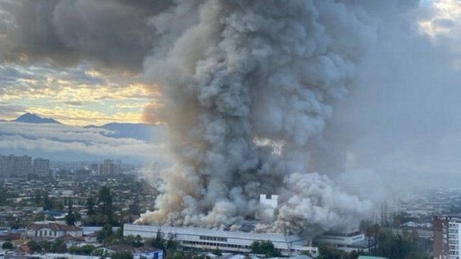 Gigantesco incendio en Hospital San Borja obliga a evacuación de pacientes