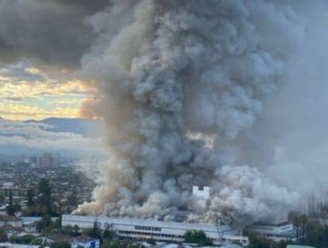 Gigantesco incendio en Hospital San Borja obliga a evacuación de pacientes