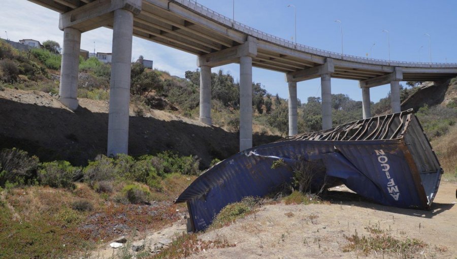 Vecinos de Playa Ancha denuncian que caída de container dejó un serio daño medioambiental en sector Los Ventisqueros