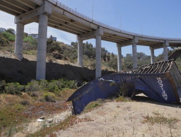 Vecinos de Playa Ancha denuncian que caída de container dejó un serio daño medioambiental en sector Los Ventisqueros