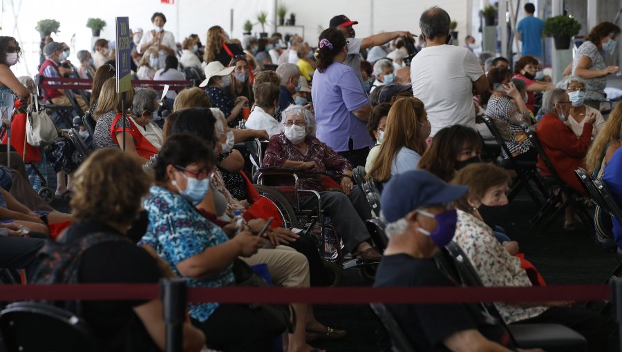 Rodolfo Carter culpa a "torpe decisión" de Seremi de Salud por aglomeración en La Florida en el proceso de las vacunas contra el Covid-19