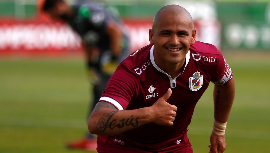 Humberto Suazo renovó por una temporada más con Deportes La Serena