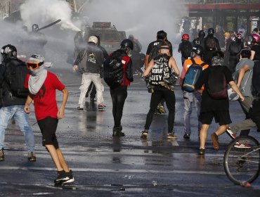 Reportan 17 detenidos y 10 carabineros lesionados en protesta en Plaza Baquedano