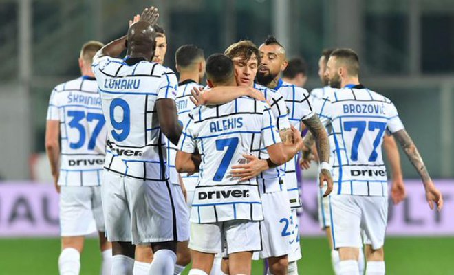 Con Arturo Vidal y Alexis Sanchez, el Inter venció a la Fiore y alcanzó momentáneamente la cima