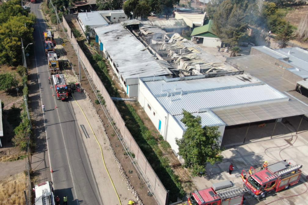 Bomberos no pudo impedir que el fuego consumiera el Instituto San Miguel en Colina