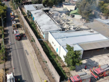 Bomberos no pudo impedir que el fuego consumiera el Instituto San Miguel en Colina