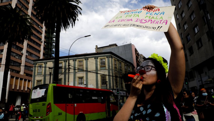 Valparaíso se suma a protestas por asesinato de malabarista en Panguipulli