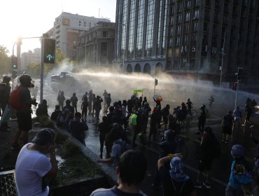 Cortes de tránsito y cierre de estaciones por disturbios en centro de la comuna de Santiago