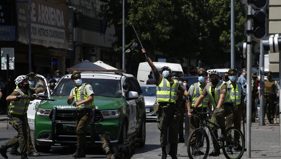 Cientos de personas llegaron hasta Plaza de Armas en nueva jornada de protestas en la comuna de Santiago