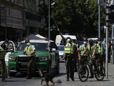 Cientos de personas llegaron hasta Plaza de Armas en nueva jornada de protestas en la comuna de Santiago