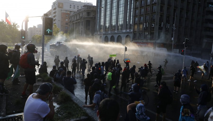 Cortes de tránsito y cierre de estaciones por disturbios en centro de la comuna de Santiago