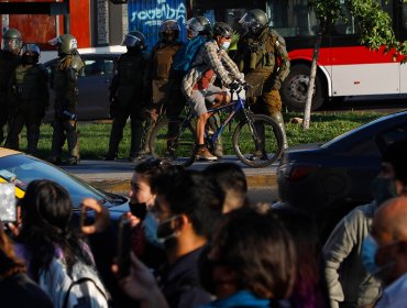 Manifestación del movimiento Ukamau provocó cortes de tránsito en la Alameda: dos mujeres fueron detenidas