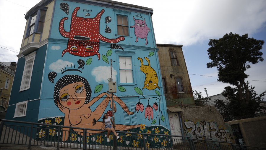 Consejo de Monumentos llama a Mon Laferte a regularizar obra en Valparaíso