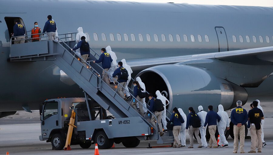 138 extranjeros fueron expulsados del país: 86 regresaron a Venezuela y Colombia en vuelo FACh