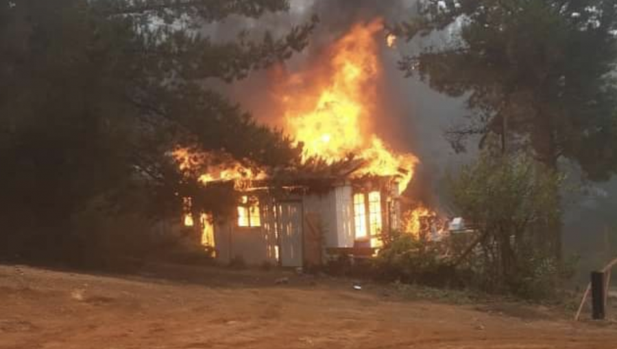 Incendio estructural consume vivienda de material ligero en Laguna Verde